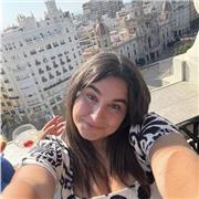 Estudio humanidades para poder en un futuro ejercer de profesora. Soy una persona activa y me gusta mucho enseñar.